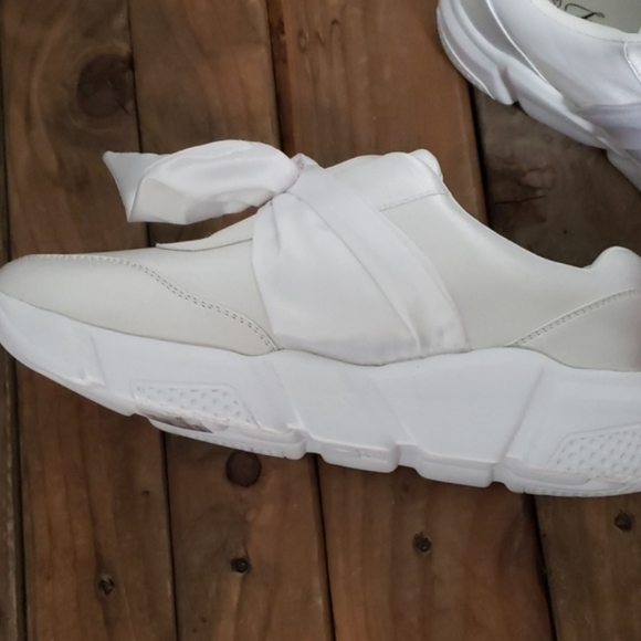 White satin bow sneaker - Picture 3 of 4